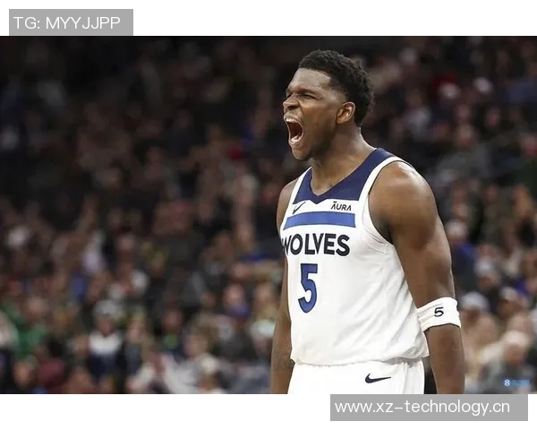 爱德华兹表现平平半场11投仅4中收获10分2篮板并有2次失误